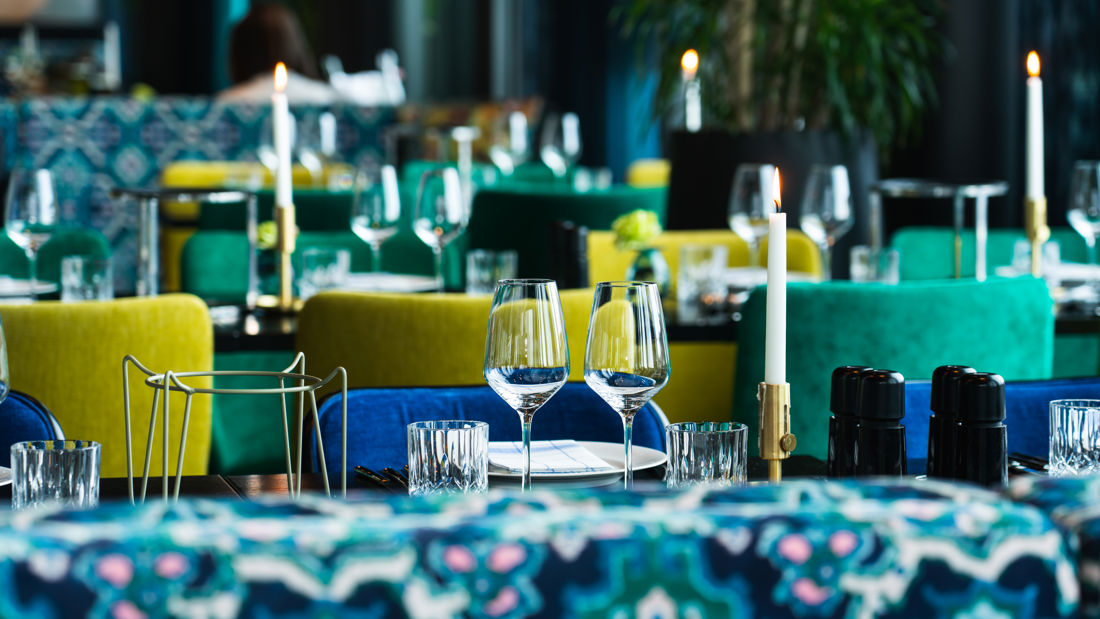 Tildekket bord på restauranten på Thon Hotel Svolvær
