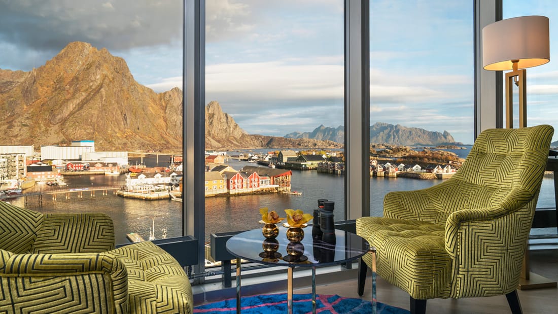 Utsikt over havnen i Svolvær fra hotellrom på Thon Hotel Lofoten