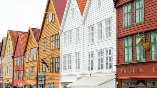 Hus i ulike farger ved siden av hverandre i Bergen
