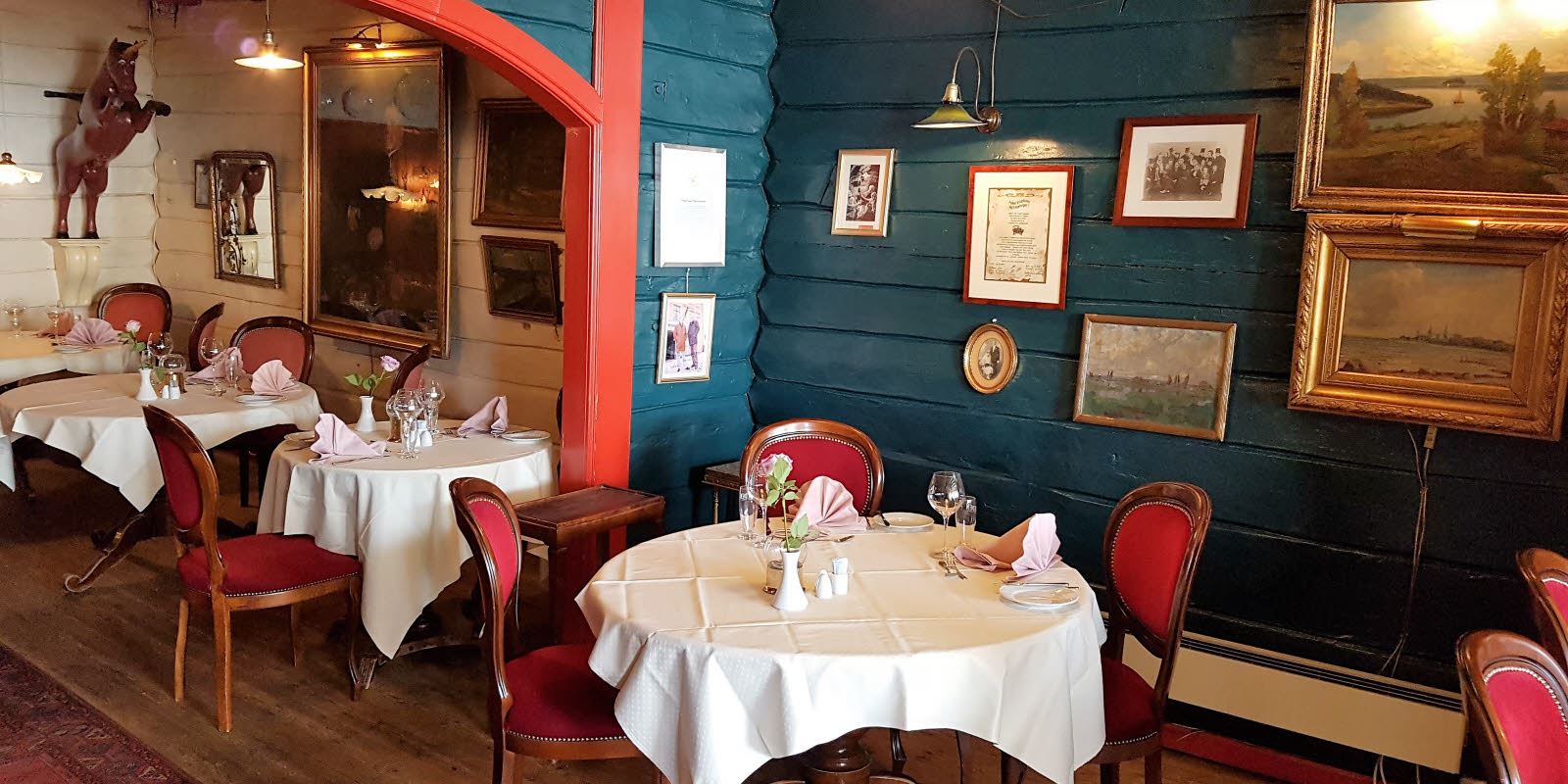 Bilde av Enhjørningen restaurant med runde bord og sitteplasser
