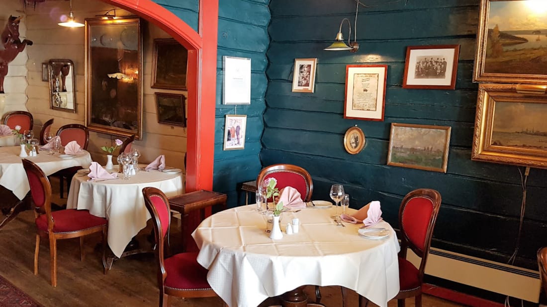 Bilde av Enhjørningen restaurant med runde bord og sitteplasser