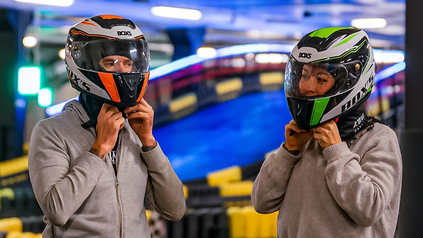 to personer med gokart hjelm