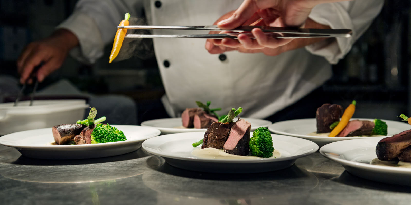 Kokk legger opp mat klart til servering