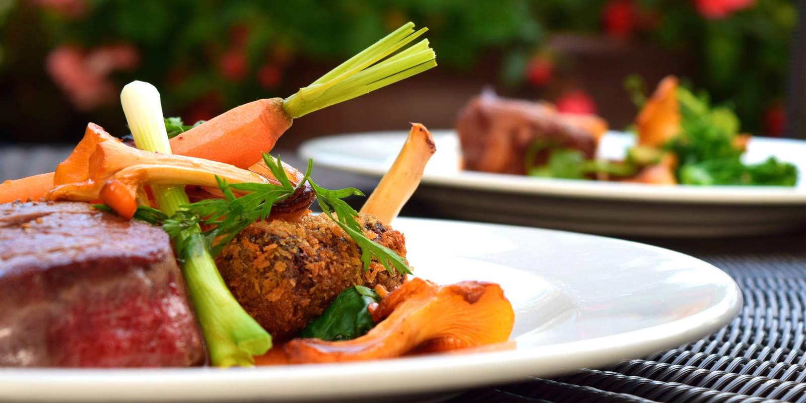 Middagstallerken med biff og tilbehør