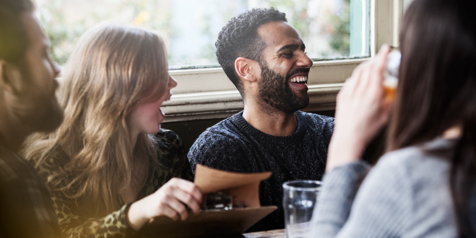 Stemningsbilde venner som ler