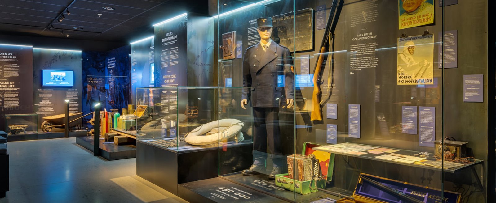 Utstilling av krigs gjenstander på museum.