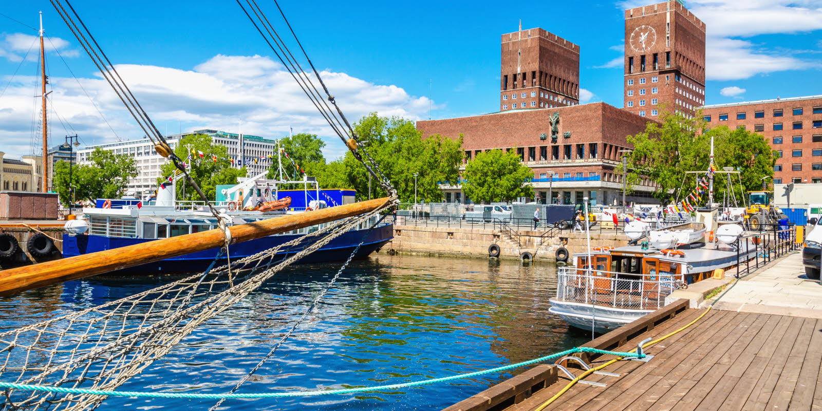R&#xE5;dhuset i Oslo, med Oslofjorden i forgrunnen, en solskinnsdag.