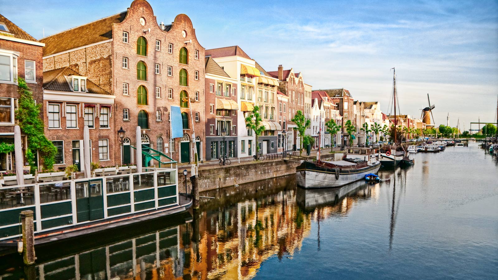 Delfshaven bydel i Rotterdam. Elven Nieuwe Maas i forgrunnen.