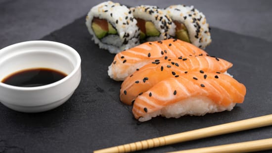 Bilde av sushi og en liten bolle med soja saus