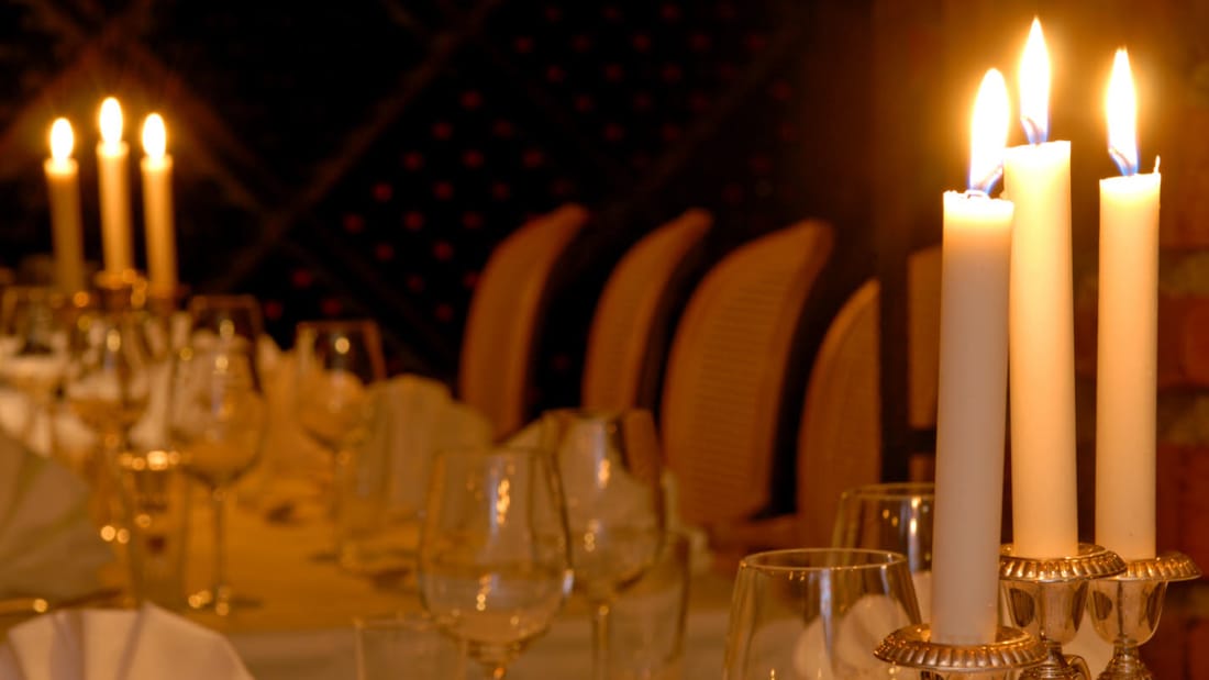 Levende lys og dekket bord på restaurant