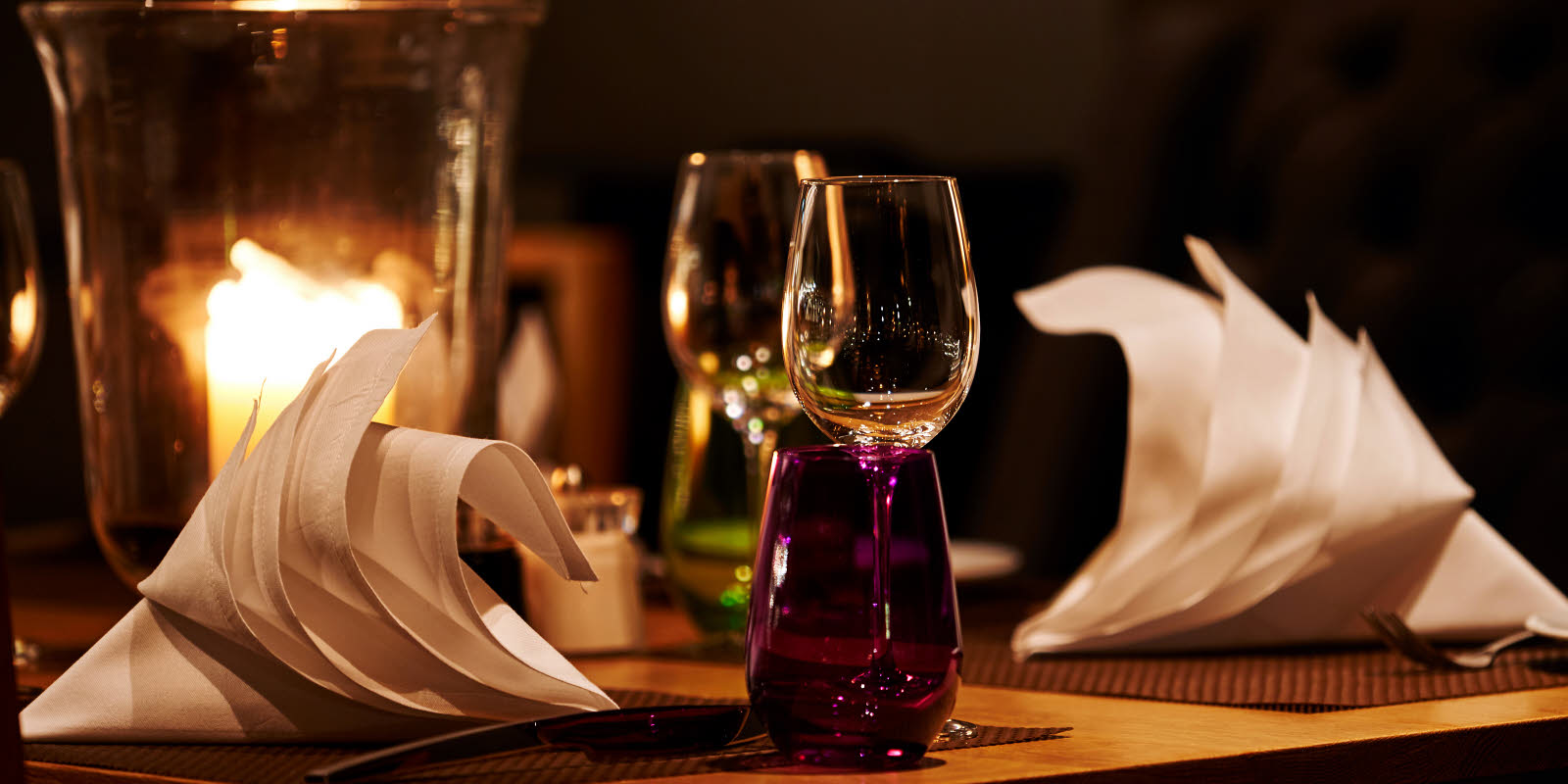 Vinglass og dekket bord til middag for to 