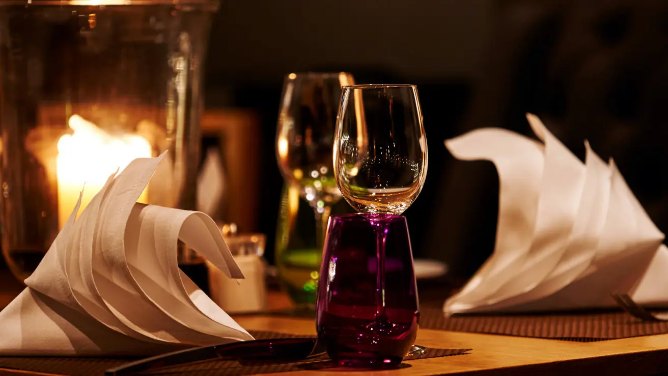 Vinglass og dekket bord til middag for to