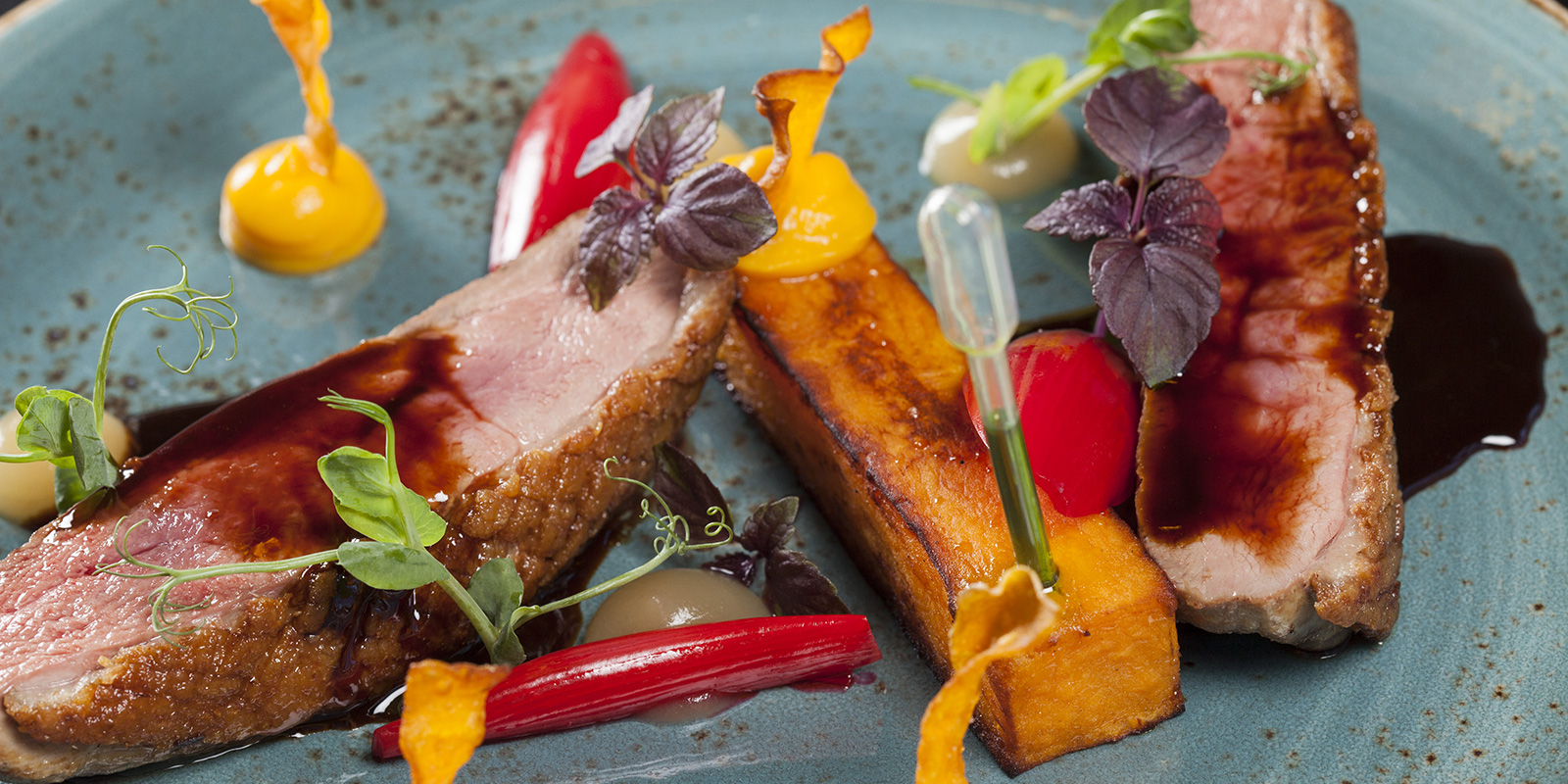 Andebryst og rotgrønnsaker på restauranten Paparazzi i Tønsberg