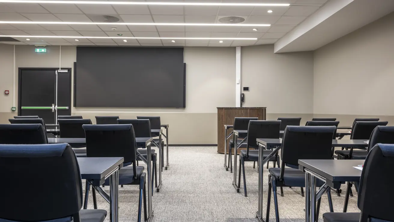 Konferanserom med klasseromoppsett