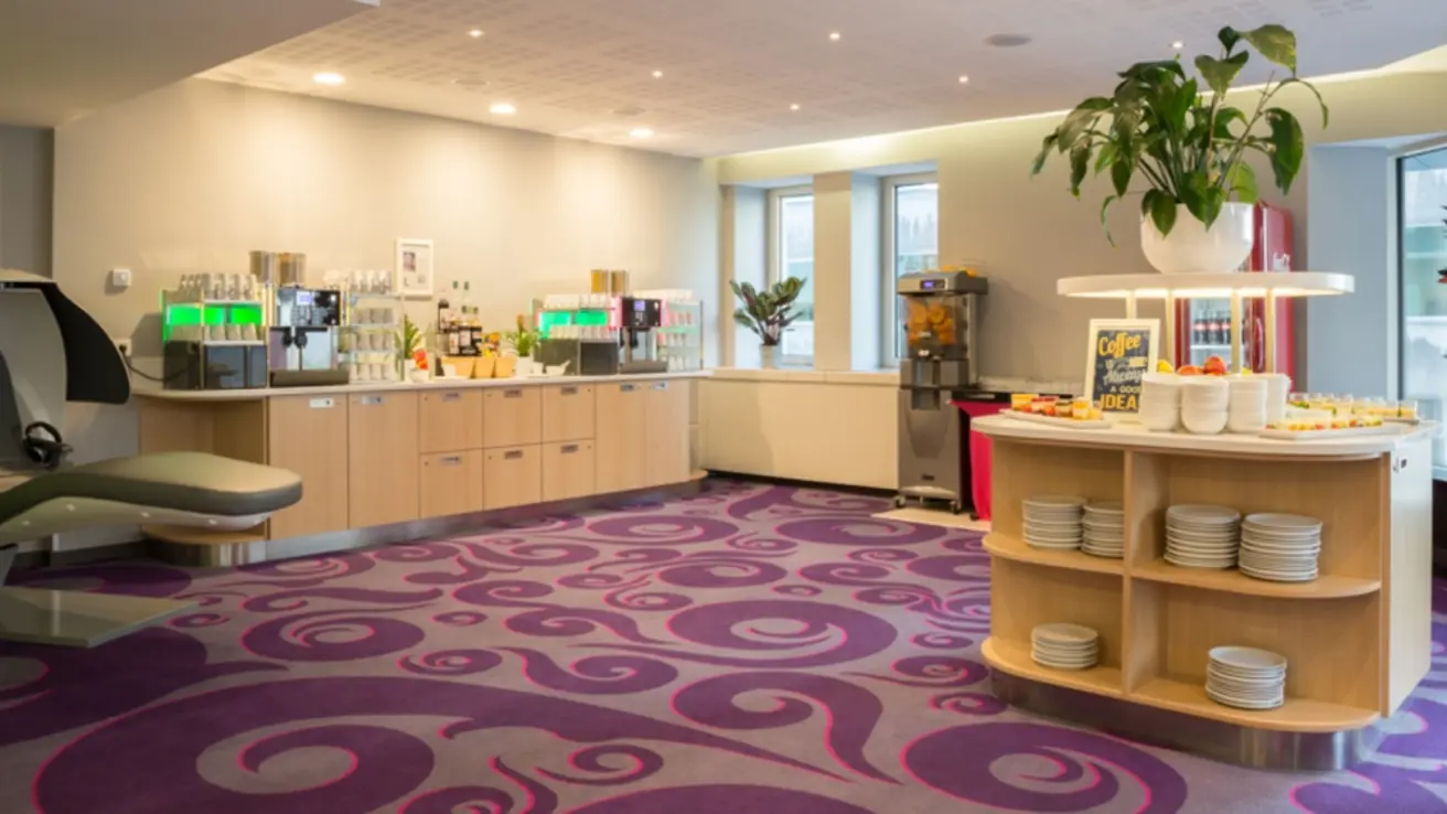 Fargerikt område med kaffe, frukt og bakevarer.