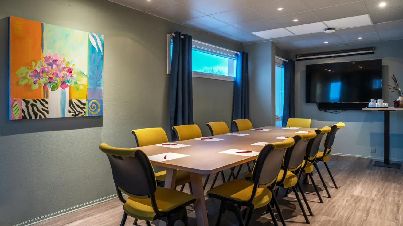 Møterom med 10 sitteplasser, skjerm, parkettgulv.