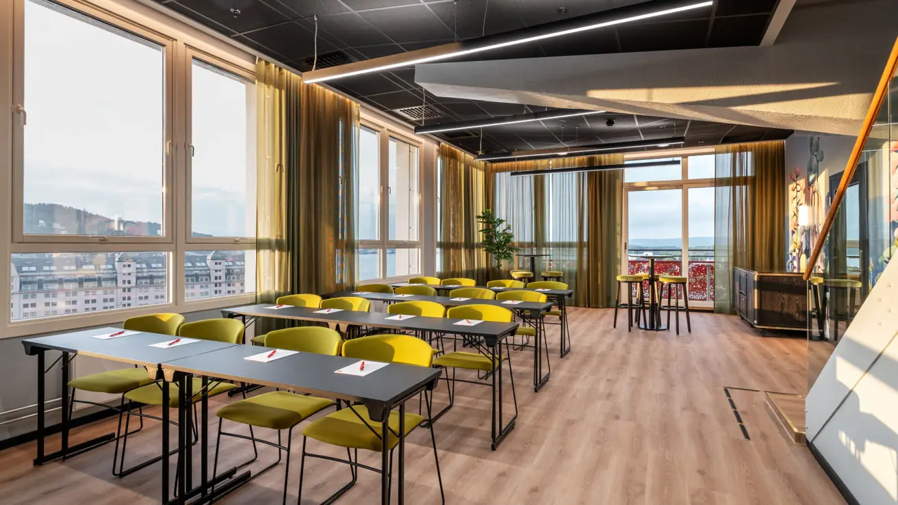 Klasseromoppsett på møterom med panoramautsikt