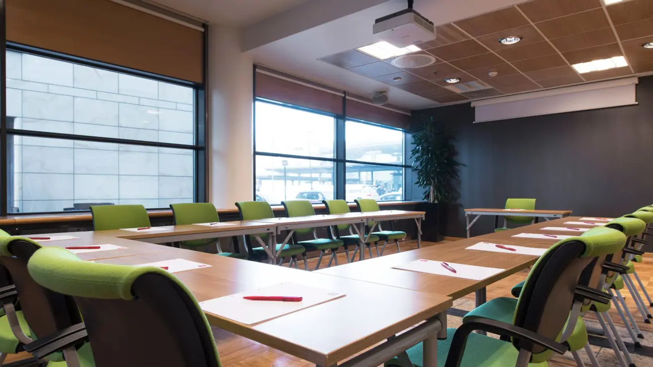 Møterom med u-formet bordoppsett