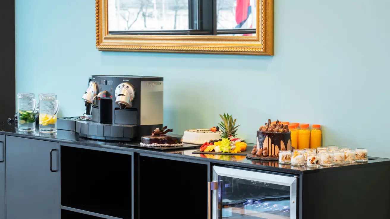 Et variert utvalg av pausemat i møterrom Tryllefløten, på Thon Hotel Opera i Oslo